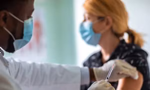 Quốc gia đầu tiên cho tình nguyện viên khỏe mạnh mắc COVID-19 để thử vaccine