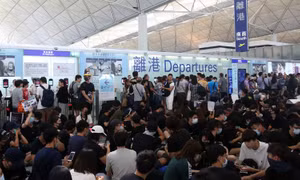 Sân bay Quốc tế Hong Kong (Trung Quốc) lại đóng cửa một phần vì biểu tình