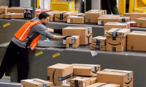 Amazon khóa hàng nghìn tài khoản bán hàng đội giá sản phẩm ăn theo dịch COVID-19