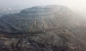 Hãi hùng với 'đỉnh Everest rác' rộng gấp 40 lần sân bóng đá ở Ấn Độ