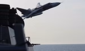 Chiến đấu cơ Su-24 của Nga bay sượt qua tàu khu trục Mỹ tại Biển Đen