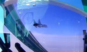Xem tiêm kích MiG-31 đánh chặn 'máy bay địch xâm nhập' ở độ cao 20 km