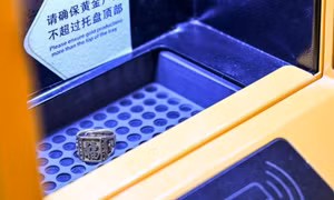 Giá vàng tăng kỷ lục, người dân Trung Quốc mang vàng gia truyền đi nung chảy