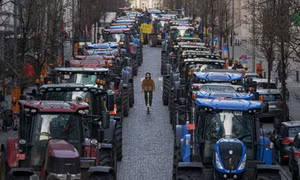 Nông dân tiếp tục lái máy kéo phong tỏa một phần thủ đô Brussels (Bỉ)