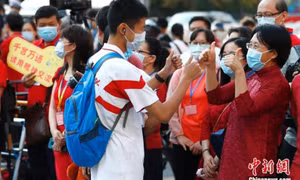 Gần 11 triệu học sinh Trung Quốc bước vào kỳ thi cam go nhất thế giới giữa ‘thảm họa kép’