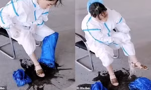 Mồ hôi trút ào thành vũng từ bộ đồ bảo hộ của nữ nhân viên y tế