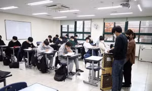 Hàn Quốc: Bắt quả tang 24 giáo viên bán đề thi đại học cho các cơ sở dạy thêm