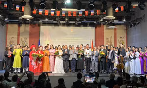 Việt Nam và Pháp nâng cốc chúc mừng mối quan hệ hữu nghị bền chặt
