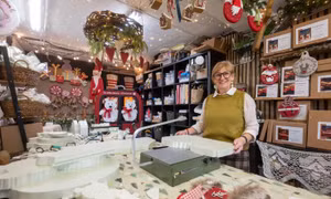 Những 'người thợ dệt phép màu' nơi ô cửa kính mùa Noel