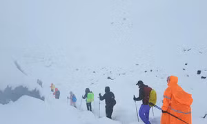 Hơn 350 người được cứu, hàng trăm người vẫn mắc kẹt trên Everest trong bão tuyết