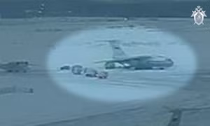 Nga công bố đoạn video đưa tù binh Ukraine lên máy bay vận tải bị rơi