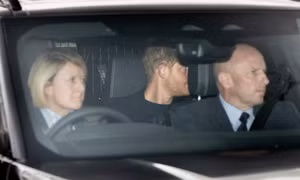 Hoàng tử Harry trở về Anh ở bên bố sau khi biết bệnh tình của Vua Charles