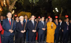 Tổng Bí thư, Chủ tịch nước Nguyễn Phú Trọng dâng hương tại chùa Trấn Quốc và chúc Tết nhân dân