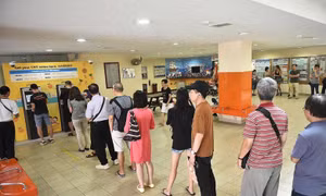 Khách 'khát' đổi tiền mới lì xì, ngân hàng cạn tiền chỉ sau nửa giờ mở cửa