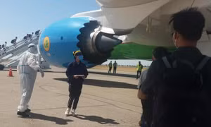 Dịch COVID-19: Các công dân Việt Nam tại Uzbekistan vỡ oà hạnh phúc khi về tới quê hương