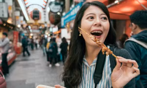 Ngăn xả rác bừa bãi, thành phố Nhật Bản cấm du khách vừa đi vừa ăn