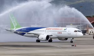 Trung Quốc: Máy bay nội địa đầu tiên C919 gặp sự cố động cơ khi bay thử nghiệm