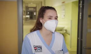 Đội ngũ y tá thiếu niên hỗ trợ y tế tại các bệnh viện quá tải ở CH Séc