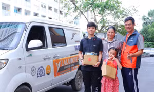 Lalamove trao quà đến tài xế và con nhỏ nhân dịp năm mới