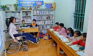 Cô giáo gieo mầm yêu thương qua lớp học không bảng, không phấn, không học phí
