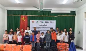 Vietnam Beverage và C asean trao vật phẩm hỗ trợ phòng chống thiệt hại thiên tai cho các trường học tại miền Trung