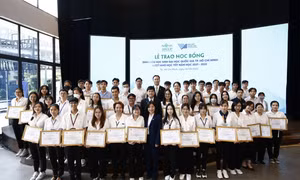 NovaGroup tiếp tục “chắp cánh ước mơ” cho sinh viên, học sinh vượt khó  