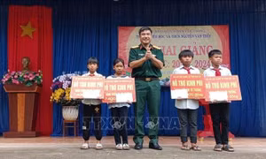 Nâng bước học sinh dân tộc thiểu số tới trường 