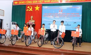 Đồng hành cùng con ngư dân trên đường đến trường