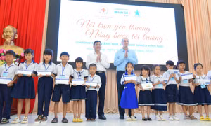  Tân Hiệp Phát tiếp sức cho 150 học sinh khó khăn tỉnh Hậu Giang tới trường 