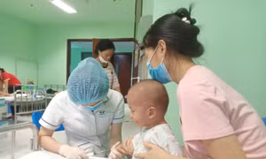 Cháu bé 2 tuổi bị suy giảm miễn dịch bẩm sinh rất cần tiền chạy chữa