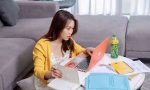 Những trải nghiệm của tân sinh viên: Từ kẹt xe, cháy túi, đến stress với cách học mới