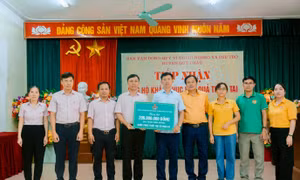 Cơn lũ chưa qua, tình người cán bộ áo hồng đã tới