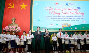 Tân Hiệp Phát trao học bổng cho 200 em học sinh vượt khó tại tỉnh Hậu Giang 