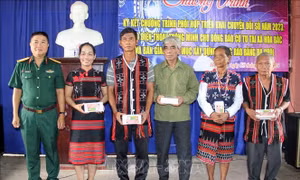 Hỗ trợ đồng bào Cơ Tu chuyển đổi số 