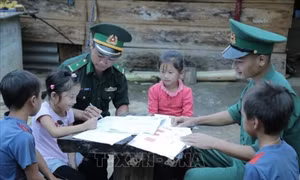 Cán bộ, chiến sỹ Quân đội nâng bước em đến trường