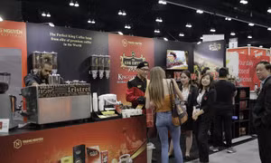 https://media.baotintuc.vn/Upload/9RV7gsYuAqWLxv6wi7tEAQ/files/2018/08/King%20Coffee%20duoc%20khach%20hang%20quoc%20te%20quan%20tam%20(3).JPG