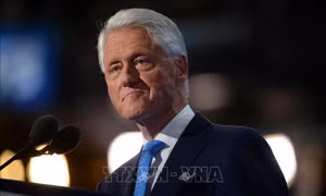 Vợ chồng cựu Tổng thống Bill Clinton bí mật ủng hộ ông Biden tiếp tục cuộc đua tranh cử