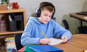 Lo ngại về tác động của tai nghe chống ồn đối với khả năng nghe