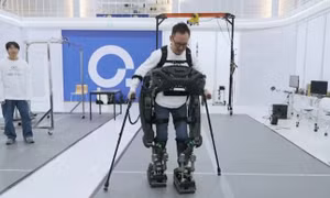 Robot giúp người bị liệt đi lại: Bước tiến công nghệ mới cho người khuyết tật