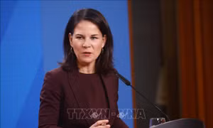 'Bê bối bắt tay' trong chuyến thăm Syria đầu tiên của quan chức EU