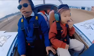 Bố lái máy bay chở con về quê ăn Tết để tránh tắc đường