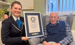 Cụ ông sinh cùng năm tàu Titanic chìm là người đàn ông già nhất thế giới