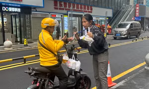 Nghề mới ở Trung Quốc: Giao hàng hộ shipper