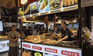 Giới trẻ Trung Quốc tiết kiệm chi tiêu, ăn uống như người nghèo