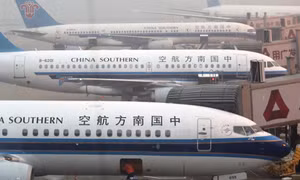 Chuyến bay bị hoãn vì hành khách ném đồng xu vào động cơ cầu may