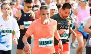 Vận động viên marathon Trung Quốc bị cấm thi 2 năm vì hút thuốc liên tục lúc chạy