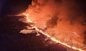 Cận cảnh dòng dung nham khi núi lửa ở Iceland phun trào dữ dội