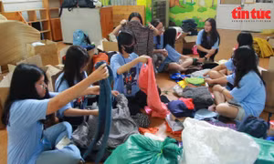 Hàng trăm học sinh Hà Nội thu gom đồ tái chế, trợ giúp trẻ em khó khăn