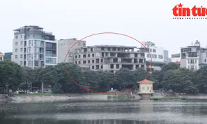 ‘Khối bê tông khổng lồ’ bỏ hoang trên đất vàng Thủ đô