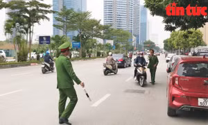 Xử lý nghiêm xe đi ngược chiều trên đường Dương Đình Nghệ sau phản ánh của báo Tin tức